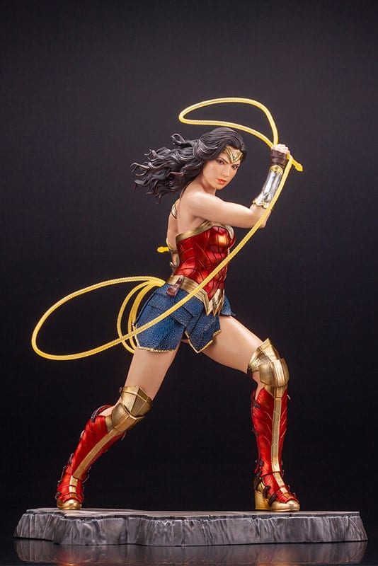 DC Universe - Wonder Woman 1/6 Scale Figure